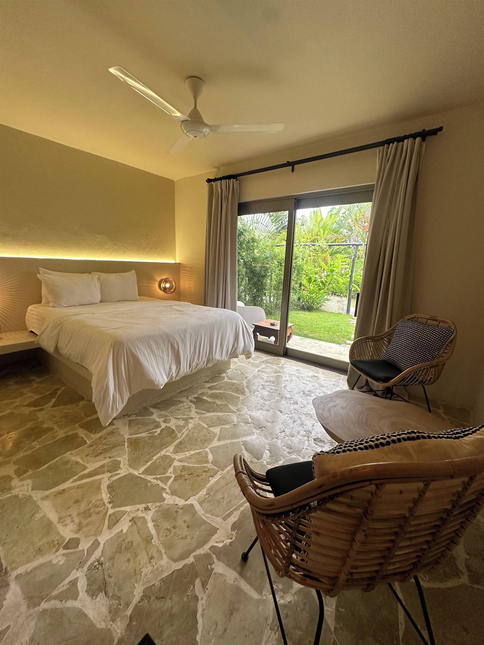El Rincón de Abi: Comfort double room with a queen bed, stone floor and garden view