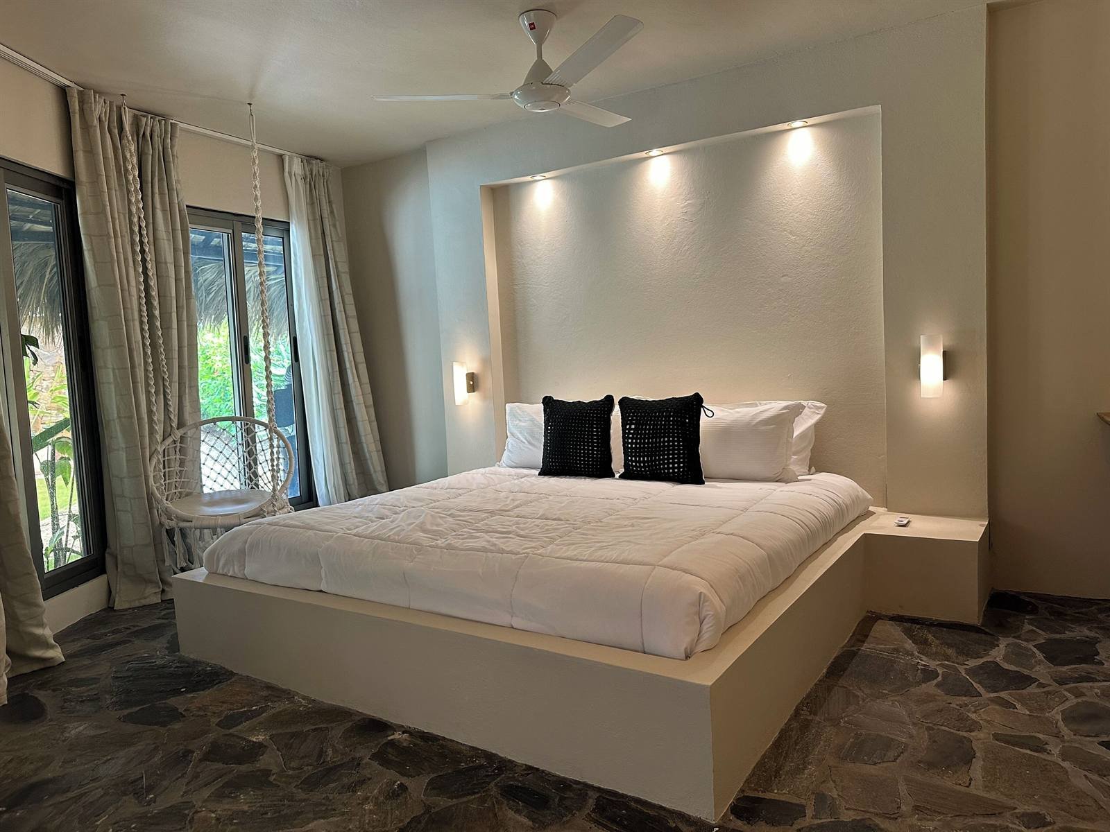 El Rincón de Abi: Prestige double room with a king bed and soft lighting