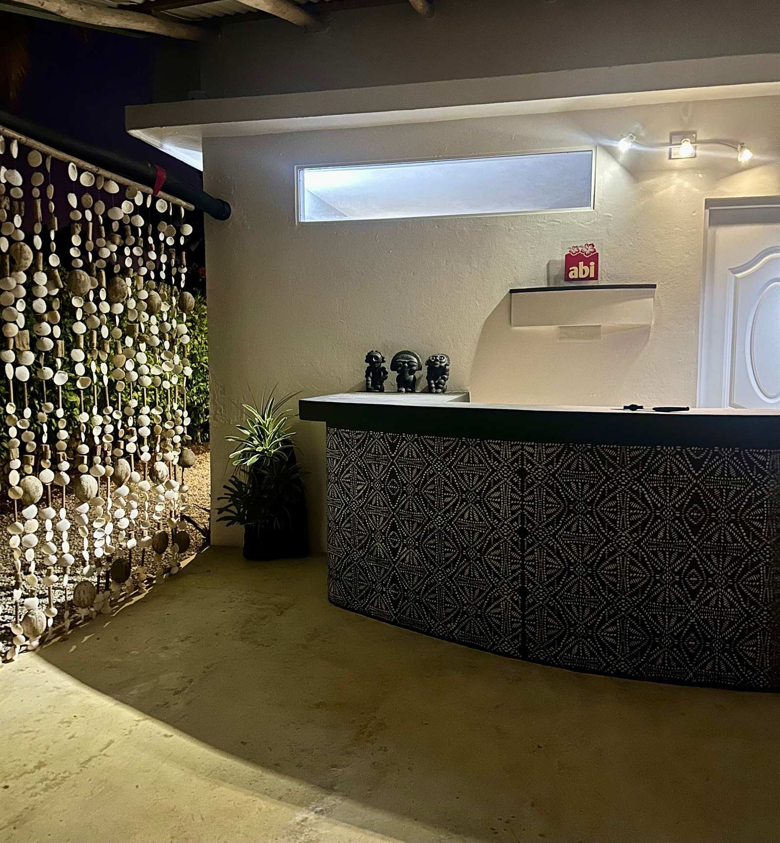 El Rincón de Abi: reception desk with a patterned counter and shell decorations